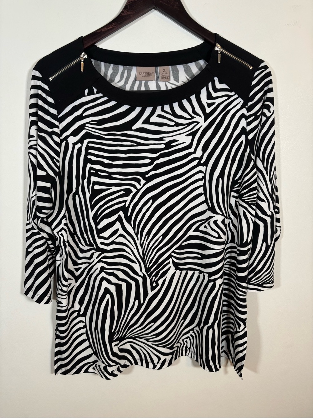 Chico’s Easywear Zebra Print 3/4 Sleeve Top Black White Size 2 Zip Shoulder